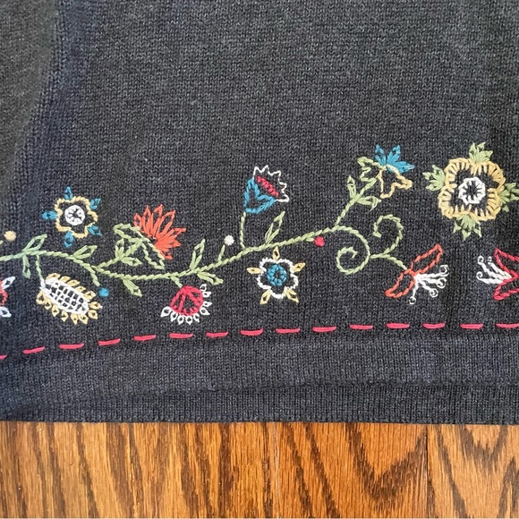 Christopher & Banks Hand Embroidered Floral Trim Pullover Size Small - Picture 5 of 10